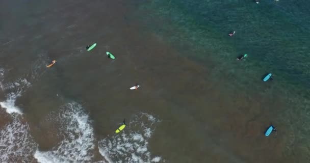 Luchtfoto 's. Surfers op blauwe oceaan golf. Surfen op de oceaan levensstijl. Extreme sporten. — Stockvideo