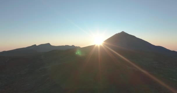 Flygfoto. Solnedgång över Teide vulkan, Teneriffa, Kanarieöarna, Spanien. — Stockvideo