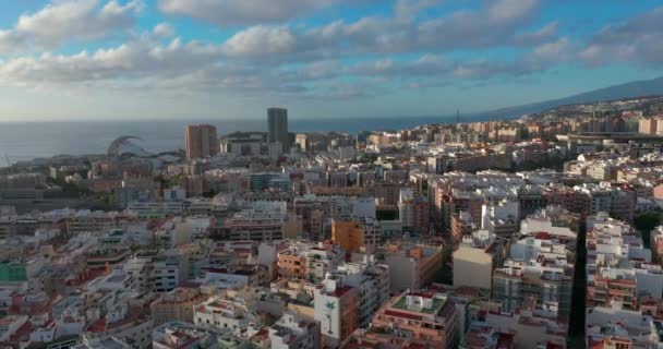 Letecký pohled. Město Santa Cruz de Tenerife při západu slunce. Hlavní město Kanárských ostrovů ve Španělsku. Město u oceánu. — Stock video