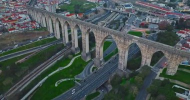 Lizbon, Portekiz, Avrupa 'da su kemeri ve karayolu trafiğinin hava görüntüsü. 