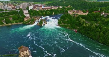Şelalenin havadan görünüşü Rhine Falls Neuhausen yazın İsviçre.