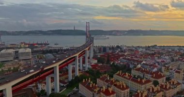  Portekiz, Lizbon 'da gün batımında Tagus Nehri üzerindeki 25 de Abril köprüsünün hava görüntüsü.