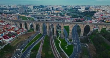 Lizbon, Portekiz, Avrupa 'da su kemeri ve karayolu trafiğinin hava görüntüsü. 