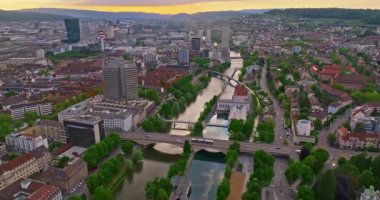 İsviçre 'nin önemli mali ve ekonomik merkezi Zürih' in havadan görüşü.
