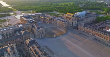 Versay Sarayı 'nın havadan görünüşü ve çevresindeki bahçeler, Fransa.