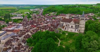 Antik Tonnerre şehrinin sıradışı su deposu Fosse Dionne ile hava manzarası. Burgundy Fransa.