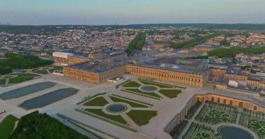 Versay Sarayı 'nın havadan görünüşü ve çevresindeki bahçeler, Fransa.