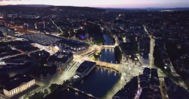 Gece aydınlanmış Zürih şehrinin havadan görünüşü. İsviçre.