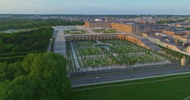 Versay Sarayı 'nın havadan görünüşü ve çevresindeki bahçeler, Fransa.