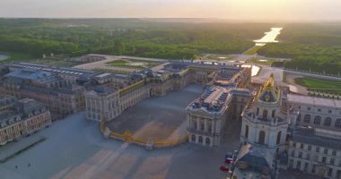 Versay Sarayı 'nın havadan görünüşü ve çevresindeki bahçeler, Fransa.