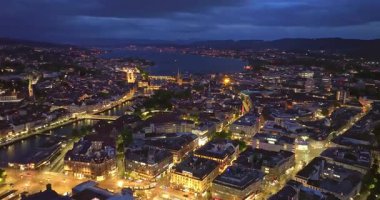 Gece aydınlanmış Zürih şehrinin havadan görünüşü. İsviçre.