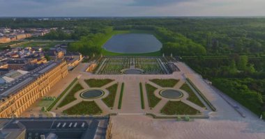 Versay Sarayı 'nın havadan görünüşü ve çevresindeki bahçeler, Fransa.