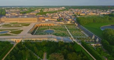 Versay Sarayı 'nın havadan görünüşü ve çevresindeki bahçeler, Fransa.