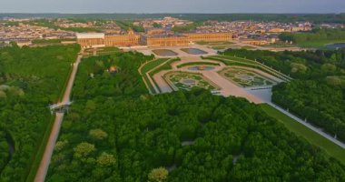 Versay Sarayı 'nın havadan görünüşü ve çevresindeki bahçeler, Fransa.