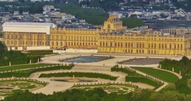 Versay Sarayı 'nın havadan görünüşü ve çevresindeki bahçeler, Fransa.