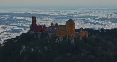 Günbatımında renkleri olan Sintra 'daki Pena Sarayı' nın hava manzarası.