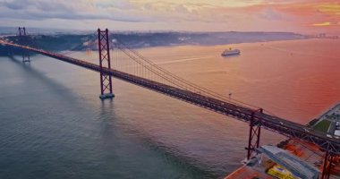  Portekiz, Lizbon 'da gün batımında Tagus Nehri üzerindeki 25 de Abril köprüsünün hava görüntüsü.