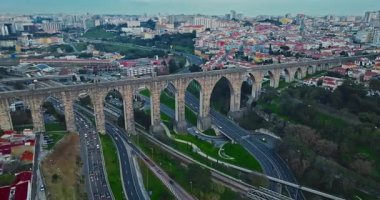 Lizbon, Portekiz, Avrupa 'da su kemeri ve karayolu trafiğinin hava görüntüsü. 