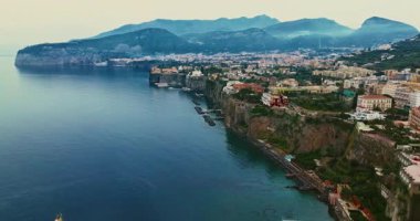 Güney İtalya 'daki Akdeniz kıyısındaki Napoli Körfezi' ndeki Sorrento şehri ve sahil manzarası.