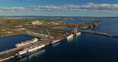 Portekiz, Sines şehrinin havadan görünüşü. Devasa limanın görüntüsü.