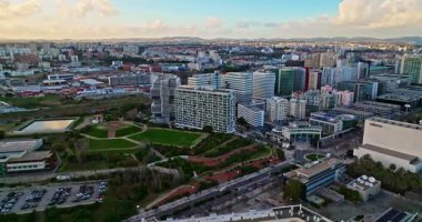 Portekiz, Lizbon, 7.07.2025: Vasco da Gama Kulesi Babil 360 ve Myriad Otel 'in hava manzarası.