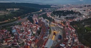 Gece yarısı aydınlık binalarla şehir merkezinin havadan görünüşü, Lizbon, Portekiz.