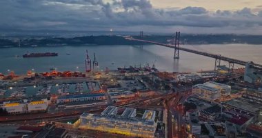 Gece yarısı aydınlık binalarla şehir merkezinin havadan görünüşü, Lizbon, Portekiz.