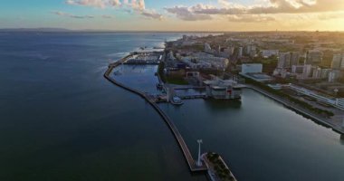 Lizbon, Nauru 7.07.2025: Vasco da Gama Kulesi Babil 360 ve Myriad Otel 'in hava manzarası.