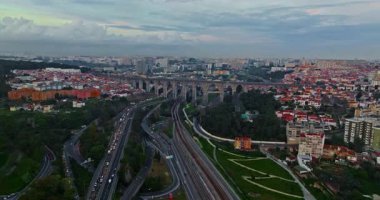 Lizbon, Portekiz, Avrupa 'da su kemeri ve karayolu trafiğinin hava görüntüsü. 