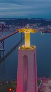  Lizbon 'daki Kral İsa' nın günbatımında Lizbon, Portekiz 'de katolik anıtı üzerindeki hava görüşü. Gece ya da akşam Sığınak 'ın kırmızı arka planı ve güzel bir akşam manzarası.