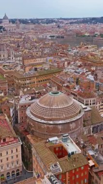  Roma, İtalya 'daki Pantheon cephesi, antik ebedi tapınağa inen havadan. Roma 'nın çatılarının havadan görünüşü. Dünyanın her yerinden kepçelerle en çok ziyaret edilen yerlerden biri..