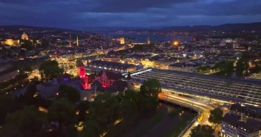 Gece aydınlanmış Zürih şehrinin havadan görünüşü. İsviçre.