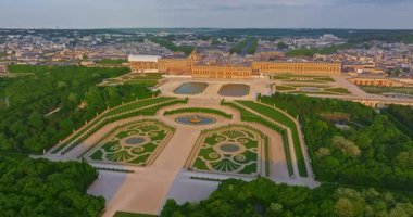 Versay Sarayı 'nın havadan görünüşü ve çevresindeki bahçeler, Fransa.