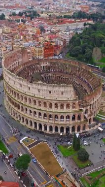  Colosseum 'un uçan insansız hava aracını kuruyorum. Ünlü Antik Roma Arena 'sı. Roma şehir merkezi, İtalya. Kolezyum ve Roma 'daki İmparatorluk Forumları. Colosseum 'un etrafında insansız hava aracı ile güzel bir hava görüntüsü..