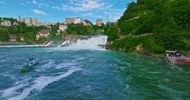 Şelalenin havadan görünüşü Rhine Falls Neuhausen yazın İsviçre.