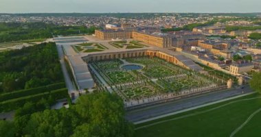 Versay Sarayı 'nın havadan görünüşü ve çevresindeki bahçeler, Fransa.