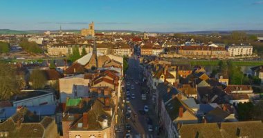 Sens Burgundy Fransa şehirlerinin havadan görünüşü eski tarihi merkezin üzerinde uçuyor..