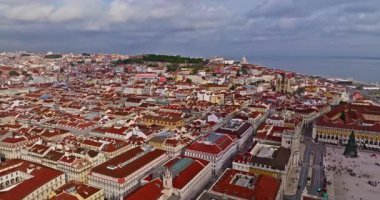  Lizbon 'un eski merkezi Alfama' da Aziz Stephen Kilisesi ile hava manzarası. Lizbon, Portekiz.