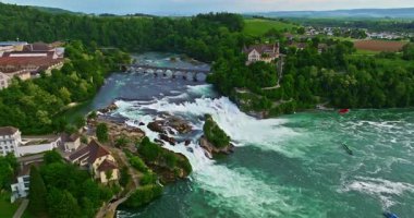 Şelalenin havadan görünüşü Rhine Falls Neuhausen yazın İsviçre.