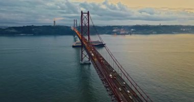  Portekiz, Lizbon 'da gün batımında Tagus Nehri üzerindeki 25 de Abril köprüsünün hava görüntüsü.