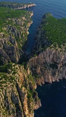  Cassis Town Provence France yakınlarındaki Calanque dEn-Vau 'nun havadan görüntüsü. Körfezin nefes kesici manzarası, Fransa 'da Marsilya yakınlarında kayalıklar, çamlar ve kayalıklarla çevrili beyaz kumsallı güzel mavi bir göl..