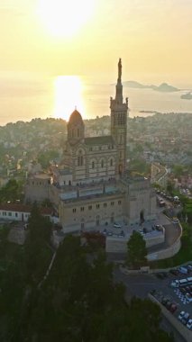  Notre Dame de la Garde 'ın ya da güney Fransa' da günbatımında Muhafız Kilisesi 'nin hava manzarası. Sıcak yaz akşamı ışığı Marsilya şehir manzarasını aydınlatıyor..