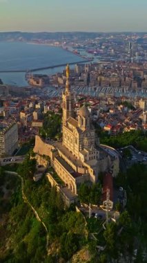  Notre Dame de la Garde 'ın ya da güney Fransa' da günbatımında Muhafız Kilisesi 'nin hava manzarası. Sıcak yaz akşamı ışığı Marsilya şehir manzarasını aydınlatıyor..
