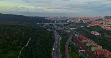  Portekiz, Lizbon 'da gün batımında Tagus Nehri üzerindeki 25 de Abril köprüsünün hava görüntüsü.
