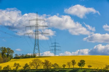 Mavi gökyüzünün altında tecavüz alanı