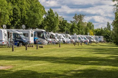 Büyük kamyonet ve karavan park alanı