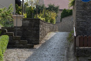 Bir köyde asfalt yol