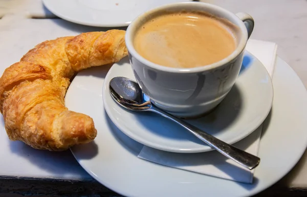 Croissant Xícara Café — Fotografia de Stock