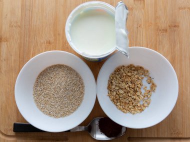 akşam kahvaltı için tahıl hazırlamak