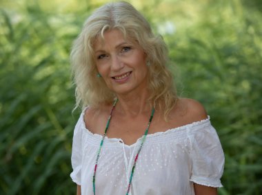 Kamış güzel yaşlı sarışın kadın